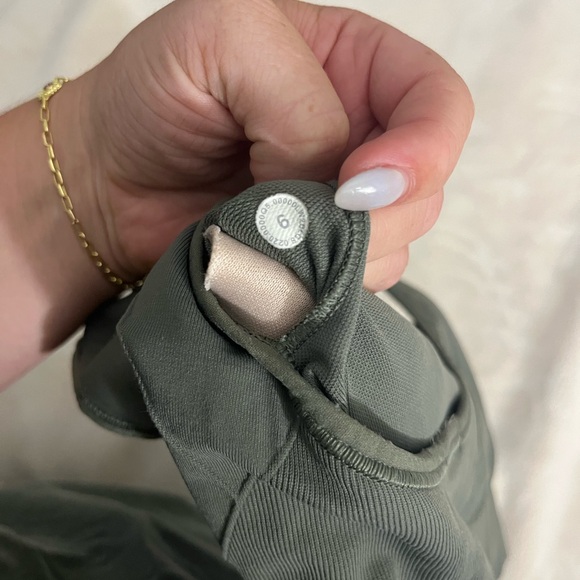 Lululemon sports bra size 6 - Picture 3 of 3